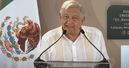 Desde Culiacán, en la inauguración del Hospital General del IMSS-Bienestar "Dr. Bernardo J. Gastelúm", López Obrador aclaró que el Gobernador no se encontraba en la entidad ni fue convocado a ningún encuentro con "El Mayo" Zambada.