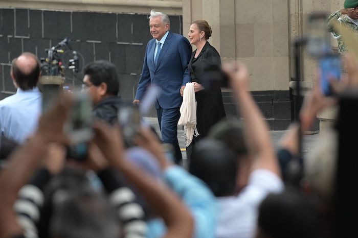 Andrés Manuel López Obrador, Presidente de México, acompaña a su esposa, la investigadora, Beatriz Gutiérrez Müller, a la presentación de su libro, titulado Feminismo silencioso.