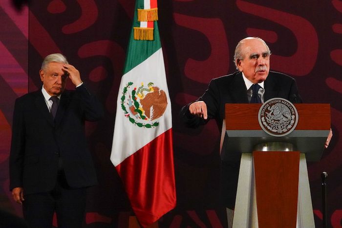 Andrés Manuel López Obrador, Presidente de México, y Pablo Gómez, titular de la Unidad de Inteligencia Financiera (UIF), durante la conferencia matutina desde el Salón Tesorería de Palacio Nacional.