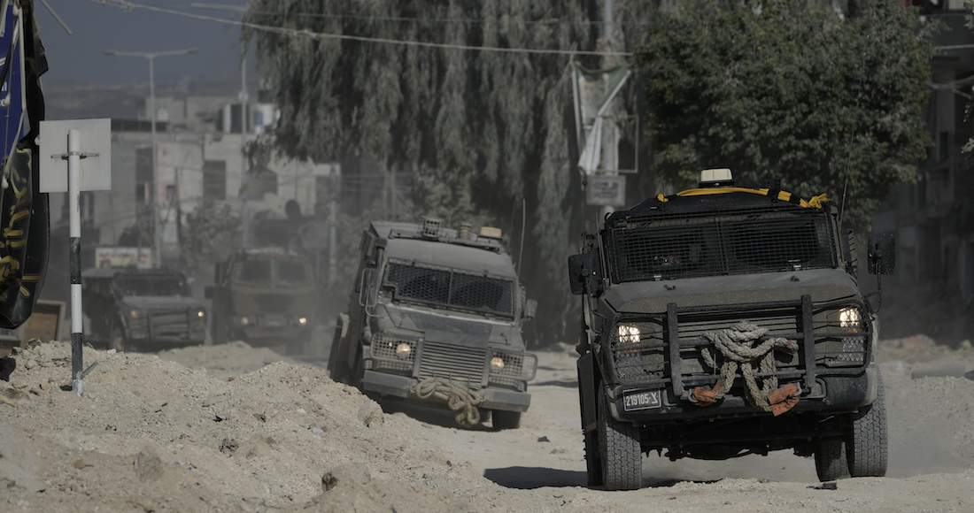 Vehículos blindados del ejército israelí avanzan por una calle durante una operación militar en el campo de refugiados Nur Shams, en Cisjordania.