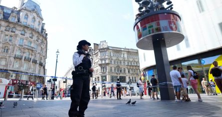 Una mujer policía vigila en una zona acordonada de la Plaza Leicester donde una niña y una mujer fueron agredidas, el Londres, el lunes 12 de agosto de 2024.