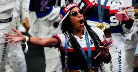 Atletas de Estados Unidos desfilan durante la ceremonia de clausura de los Juegos Olímpicos de Verano de 2024 en el Stade de France, el domingo 11 de agosto de 2024, en Saint-Denis, Francia.