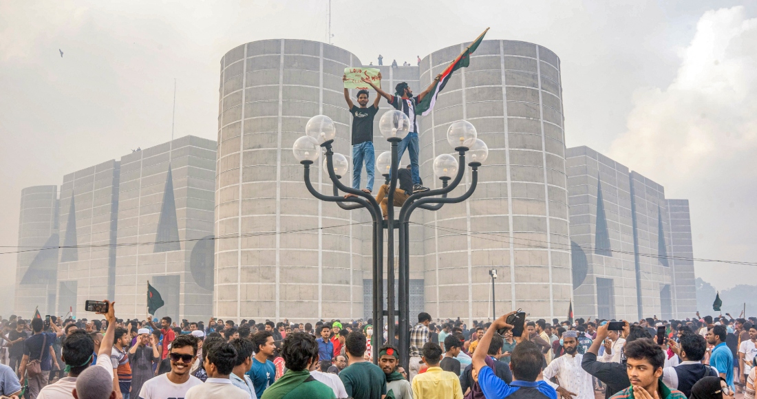 Manifestantes celebran afuera del Parlamento de Bangladesh luego de que se dio a conocer la renuncia de la primera ministra Sheikh Hasina, el lunes 5 de agosto de 2024, en la capital Daca. 