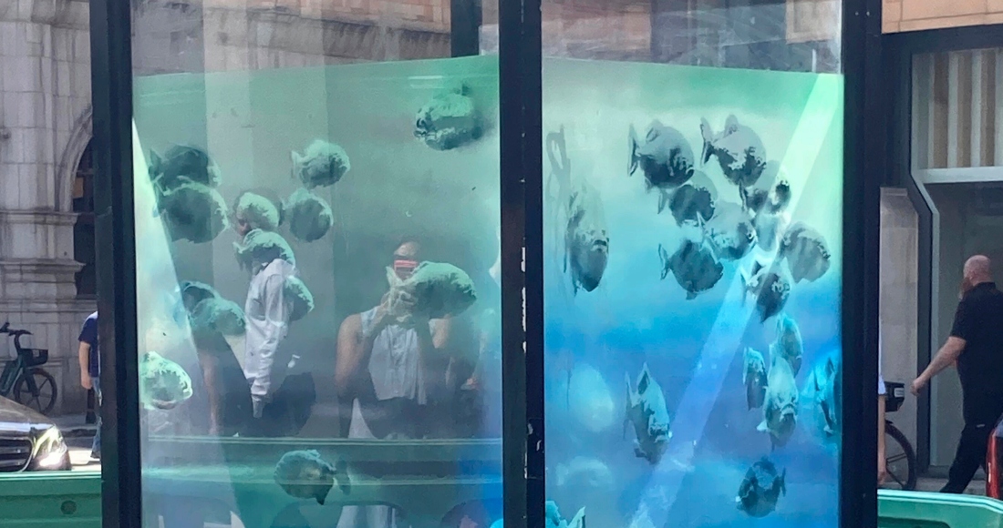 Una obra de peces de Banksy, que apareció en una cabina de policía en la ciudad de Londres, es acordonada en Londres, el lunes 12 de agosto de 2024. 