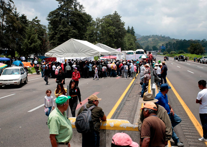 bloqueo-autopista-mexico-puebla-2