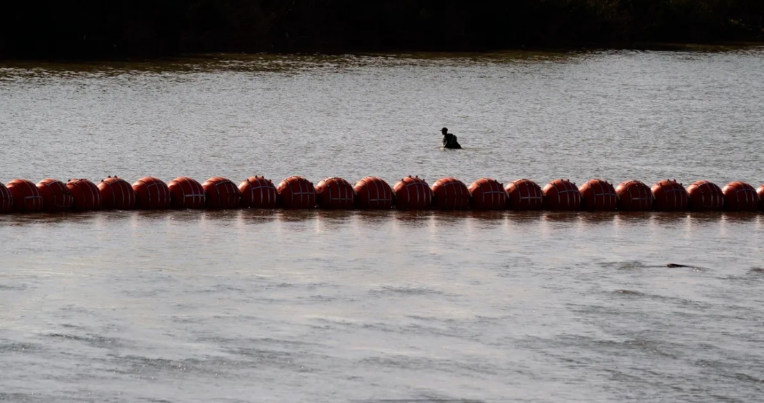 Con las boyas en el Río Grande o Río Bravo se pretende impedir el cruce de migrantes.