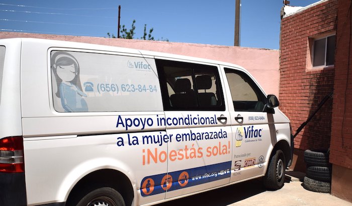 “Patrocinado por FECHAC Oxxo Volkswagen”, dice la publicidad impresa en la puerta derecha de una camioneta de Vifac en Ciudad Juárez, Chihuahua.