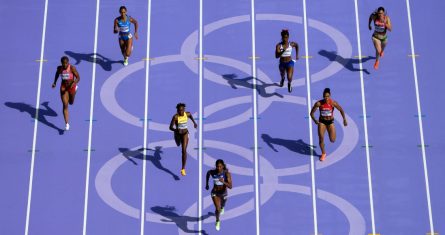 La mexicana Cecilia Tamayo (derecha) terminó última en su manga eliminatoria de los 200 metros que fue ganada por la estadounidense Gabrielle Thomas el domingo 4 de agosto del 2024, en Saint-Denis, Francia.