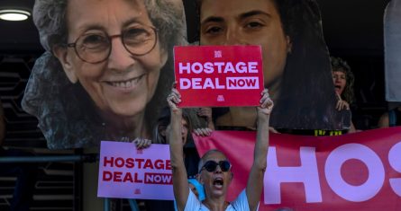 Familiares y simpatizantes de los israelíes retenidos por Hamás en Gaza sostienen fotos de sus seres queridos durante una protesta para exigir su regreso, en Tel Aviv, Israel, el 15 de agosto de 2024. Foto: Ariel Schalit, AP