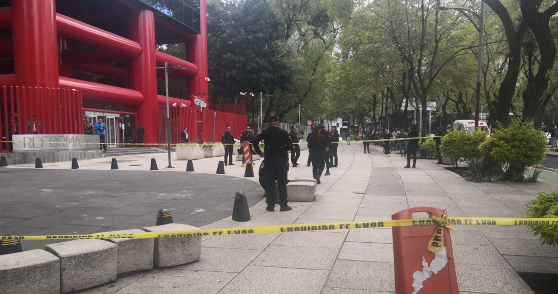 Reportes preliminares indican que un objeto encintado de rojo, con características de un explosivo, fue encontrado entre las vialidades Reforma y Lucerna.