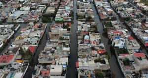 La Gobernadora del Estado de México, Delfina Gómez, visitó el miércoles la zona afectada y se comprometió a realizar un censo para atender a las y los damnificados, quienes le compartieron de las necesidades que enfrentan.