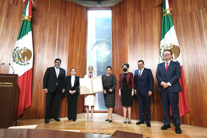 Claudia Sheinbaum Pardo, Presidenta electa de México, con las y los magistrados del Tribunal Electoral del Poder Judicial de la Federación (TEPJF).