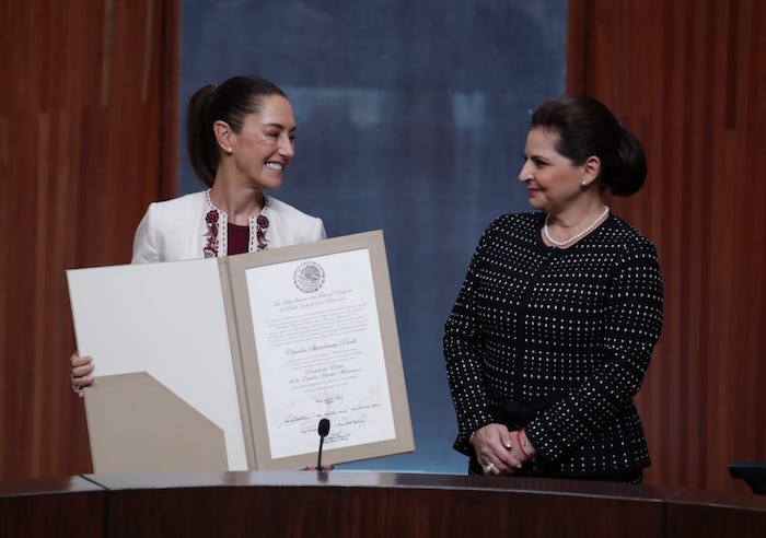 Mónica Aralí Soto Fregoso, Magistrada presidenta del Tribunal Electoral del Poder Judicial de la Federación (TEPJF), entregó este jueves la constancia de mayoría a Claudia Sheinbaum Pardo por su triunfo en las elecciones presidenciales del pasado 2 de junio, con lo que se convirtió oficialmente en la Presidenta electa de México.