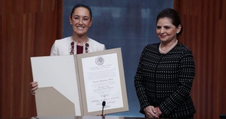 Mónica Aralí Soto Fregoso, Magistrada presidenta del Tribunal Electoral del Poder Judicial de la Federación (TEPJF), entregó este jueves la constancia de mayoría a Claudia Sheinbaum Pardo por su triunfo en las elecciones presidenciales del pasado 2 de junio, con lo que se convirtió oficialmente en la Presidenta electa de México.