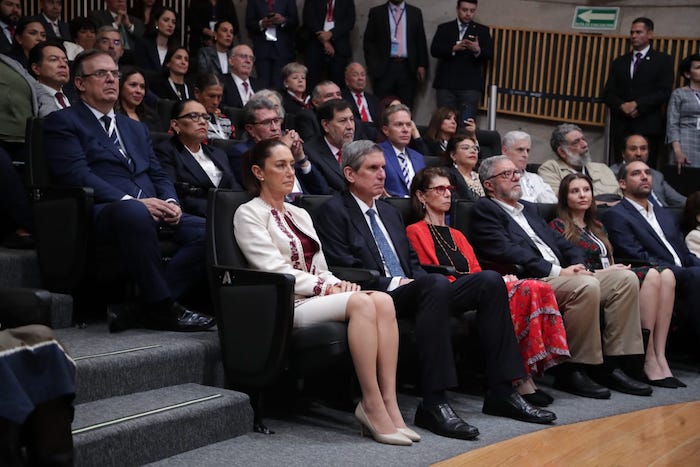 Claudia Sheinbaum Pardo, Presidenta electa de México, estuvo acompañada en el evento por su esposo José María Tarriba Unger, su madre Annie Pardo Cemo, y sus dos hijos.