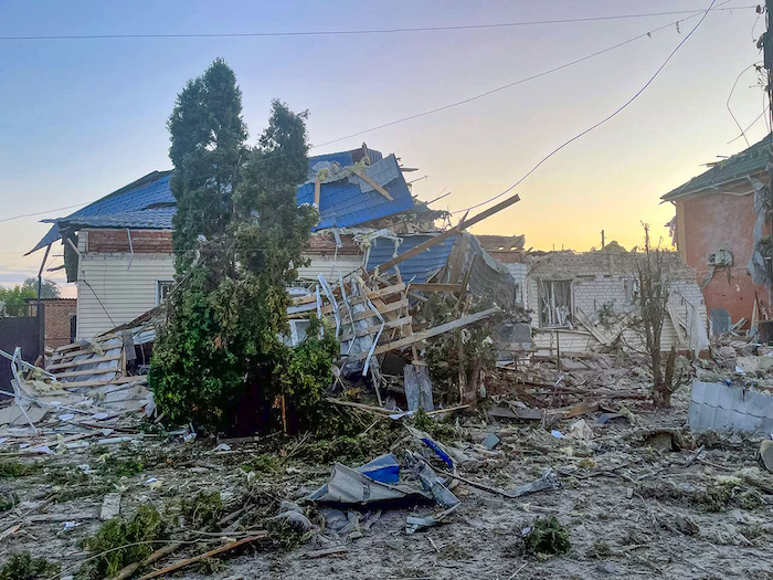 Esta fotografía difundida por el Gobernador interino de la región de Kursk, Alexei Smirnov, a través del canal telegram el martes 6 de agosto de 2024, muestra los daños en una casa luego de un bombardeo ucraniano en la ciudad de Sudzha, en la región de Kursk que hace frontera con Ucrania.