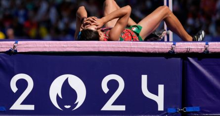 Erick Portillo, de México, reacciona durante su competencia en el salto de altura para hombres en los Juegos Olímpicos de París 2024 el miércoles 7 de agosto del 2024 en Saint-Denis, Francia.