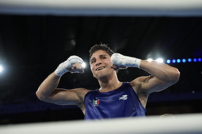 El boxeador mexicano Marco Verde celebra luego de imponerse al británico Lewis Richardson en la semifinal de los 71 kilogramos en los Juegos Olímpicos, el martes 6 de agosto de 2024 en París.