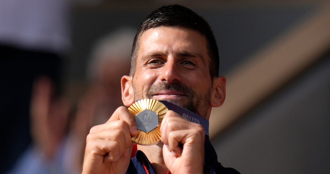 El serbio Novak Djokovic muestra su medalla de oro tras vencer a Carlos Alcaraz en la final de sencillos masculino del tenis de los Juegos Olímpicos de París, el domingo 4 de agosto de 2024.