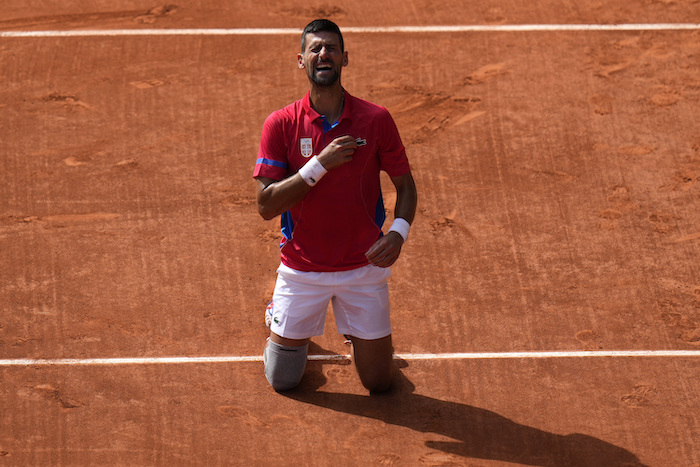 El serbio Novak Djokovic reacciona tras derrotar al español Carlos Alcaraz en la final del tenis de los Juegos Olímpicos de París, el domingo 4 de agosto de 2024.