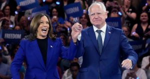 La nominada presidencial demócrata y vicepresidenta, Kamala Harris, y su compañero de fórmula, el gobernador de Minnesota Tim Walz, se presentan en el Fiserv Forum en un mitin de campaña en Milwaukee, el martes 20 de agosto de 2024.