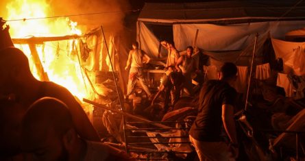 Palestinos reaccionan a un incendio provocado por un ataque israelí en una zona de carpas en el patio del hospital Mártires de Al Aqsa en Deir al Balah, Franja de Gaza, el domingo 4 de agosto de 2024. El ataque murió a varias personas, incluida una mujer, e hirió a otras, según confirmaron funcionarios de salud.