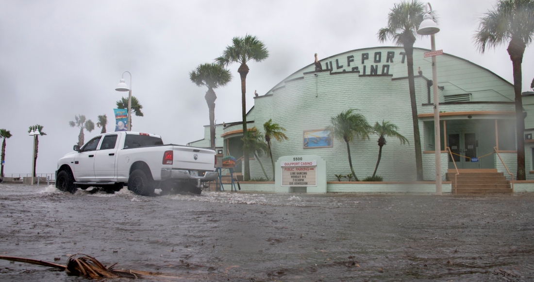 Una camioneta avanza en una calle inundada mientras el huracán Debby se acerca a Florida, el domingo 4 de agosto de 2024, en Gulfport, Florida. 