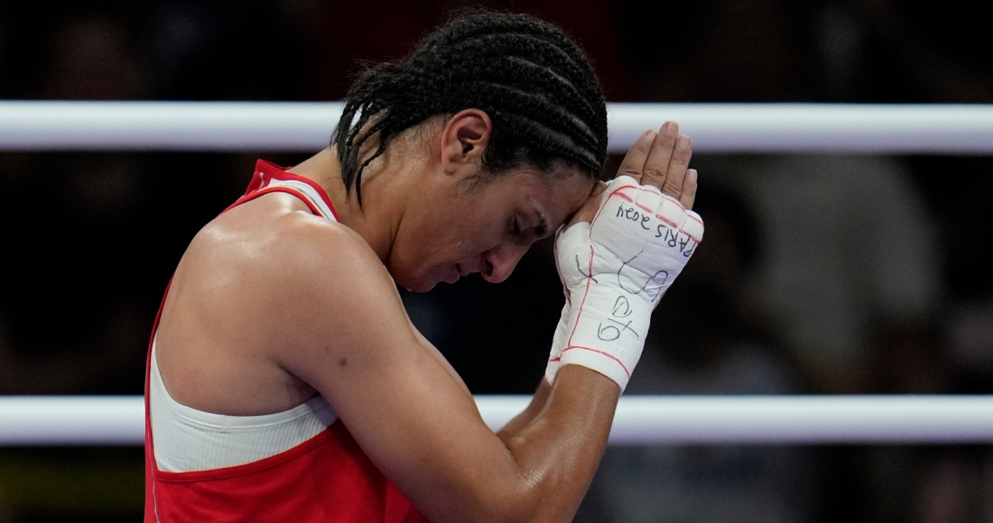 La argelina Imane Khelif celebra su triunfo sobre la húngara Anna Hamori en su combate de cuartos de final de peso welter en los Juegos Olímpicos, el sábado 3 de agosto de 2024,