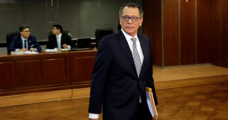 El exvicepresidente de Ecuador, Jorge Glas, entra en la sala de audiencia en la Corte Suprema para apelar la sentencia de seis años de prisión por asociación ilícita relacionada con el escándalo de Odebrecht en Quito, Ecuador, el 23 de mayo de 2018.