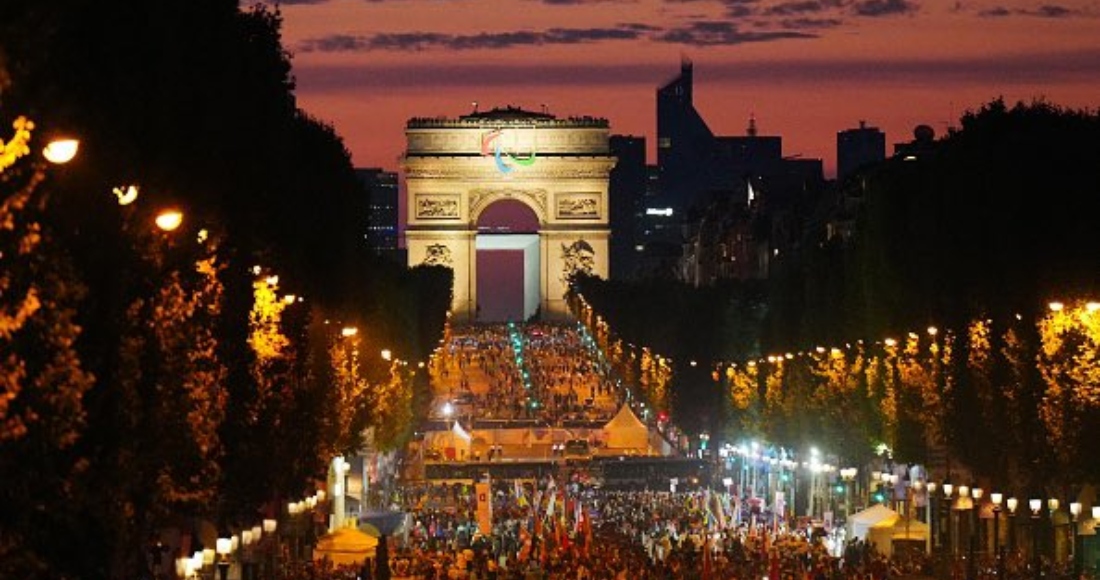 Ante la mirada de Macron y el presidente del Comité Paralímpico Internacional, Andrew Parsons, aviones caza surcaron los cielos de la ciudad, dejando vapores con los colores rojo, azul y blanco de la bandera francesa. Acto seguido, las delegaciones ingresaron en la plaza en orden alfabético. 