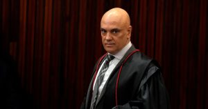 El presidente del Supremo Tribunal Federal de Brasil, Alexandre de Moraes, llega a una audiencia judicial el 22 de junio de 2023, en Brasilia, Brasil.