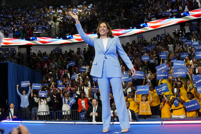 La Vicepresidenta Kamala Harris saluda durante un mitin de campaña, el 30 de julio de 2024, en Atlanta.