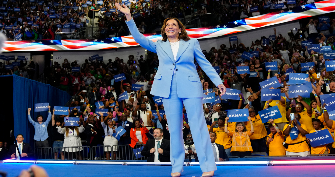 La Vicepresidenta de Estados Unidos, Kamala Harris, saluda durante un acto de campaña en Atlanta, el 30 de julio de 2024.