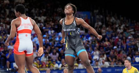 La colombiana Tatiana Rentería celebra tras vencer a la ecuatoriana Génesis Reasco en el combate por la medalla de bronce de la categoría de 76 kilogramos de la lucha libre en los Juegos Olímpicos de París, el domingo 11 de agosto de 2024.