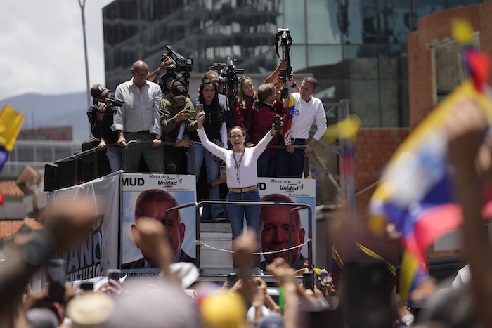 La líder opositora María Corina Machado aplaude junto a sus partidarios durante una manifestación en Caracas, Venezuela, el sábado 3 de agosto de 2024.