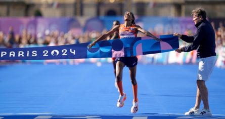 La neerlandesa Sifan Hassan celebra al ganar el maratón femenino de los Juegos Olímpicos de París, el domingo 11 de agosto de 2024.