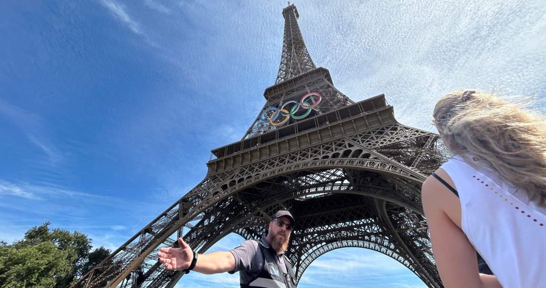 La policía evacúa los alrededores de la Torre Eiffel luego que un individuo fue visto escalando el icónico monumento de París, el domingo 11 de agosto de 2024.