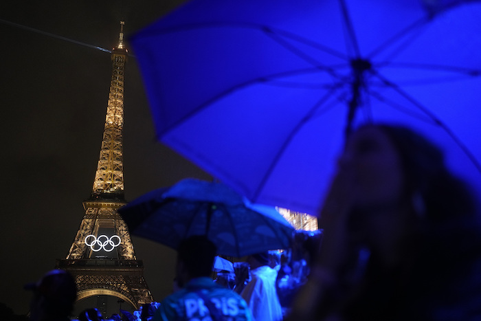 La Torre Eiffel luce iluminada bajo la lluvia el viernes 26 de julio de 2024 durante la inauguración de los Juegos Olímpicos de Verano, en París, Francia.