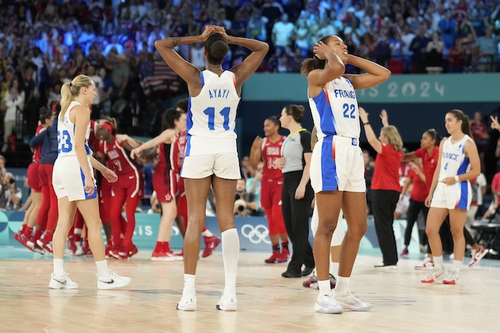 Las francesas Valeriane Ayayi (11) y Marieme Badiane (22) reaccionan tras la derrota ante Estados Unidos en la final del baloncesto femenino de los Juegos Olímpicos de París, el domingo 11 de agosto de 2024.