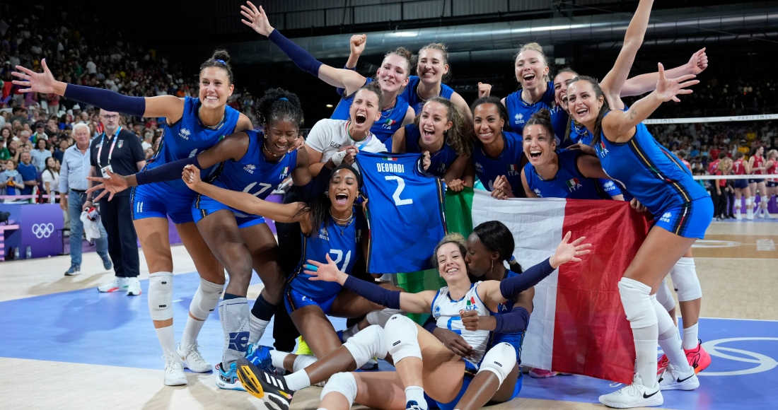 Las jugadoras de Italia celebra tras vencer a Estados Unidos para ganar la medalla de oro del voleibol femenino de los Juegos Olímpicos de París, el domingo 11 de agosto de 2024.