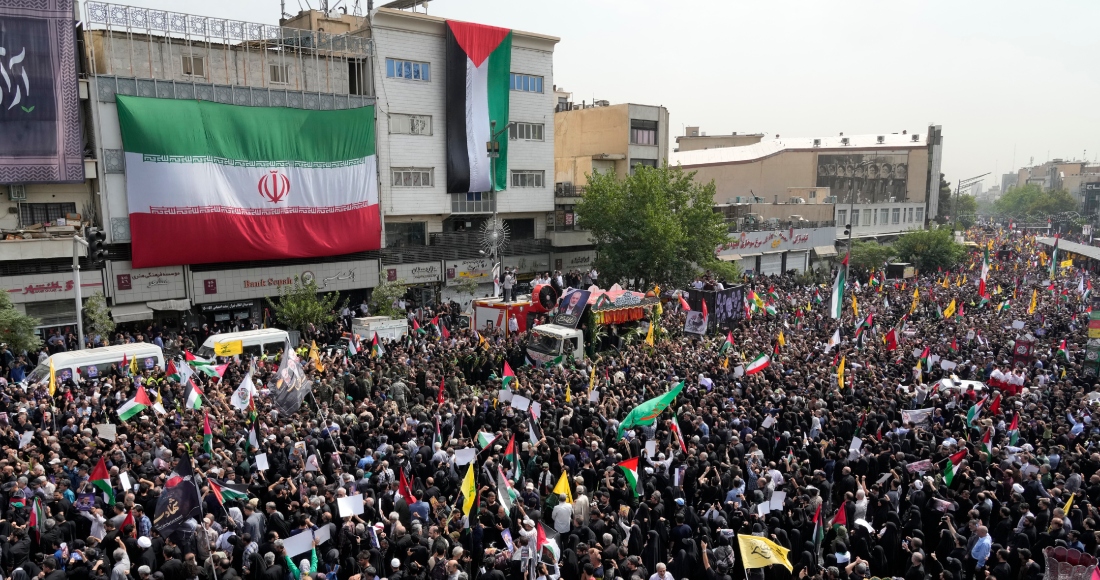 Iraníes siguen a un camión (centro) que traslada los féretros del líder de Hamás, Ismail Haniyeh, y de su guardaespaldas, que murieron el miércoles en un ataque atribuido a Israel, durante su procesión funeraria en la plaza Enqelab-e-Eslami (de la Revolución Islámica), en Teherán, Irán, el 1 de agosto de 2024. 