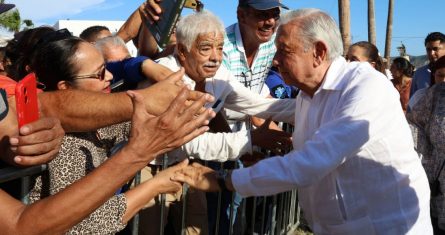 Andrés Manuel López Obrador, Presidente de México, saluda a simpatizantes durante el evento de administración del Sistema Portuario Nacional.