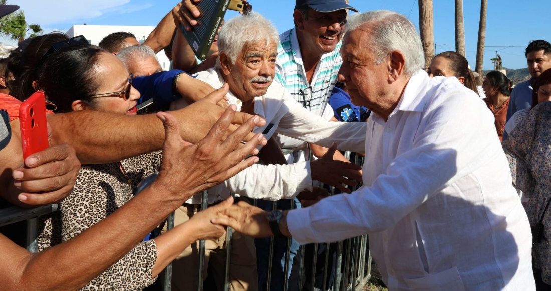 Andrés Manuel López Obrador, Presidente de México, saluda a simpatizantes durante el evento de administración del Sistema Portuario Nacional.