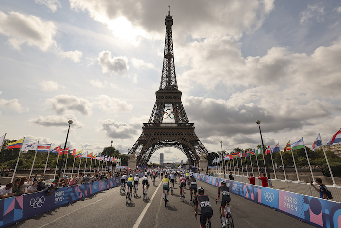 Los ciclistas se alistan frente a la Torre Eiffel para iniciar la prueba de ruta de los Juegos Olímpicos el sábado 3 de agosto de 2024, en París, Francia.