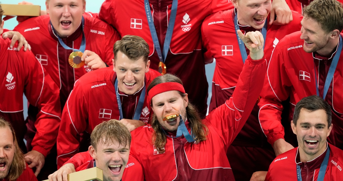 Los integrantes del equipo de Dinamarca de balonmano posan con la medalla de oro durante la ceremonia de premiación después de la final en la que Dinamarca superó a Alemania por el primer lugar en los Juegos Olímpicos, el domingo 11 de agosto de 2024, en Villeneuve-d'Ascq, Francia.