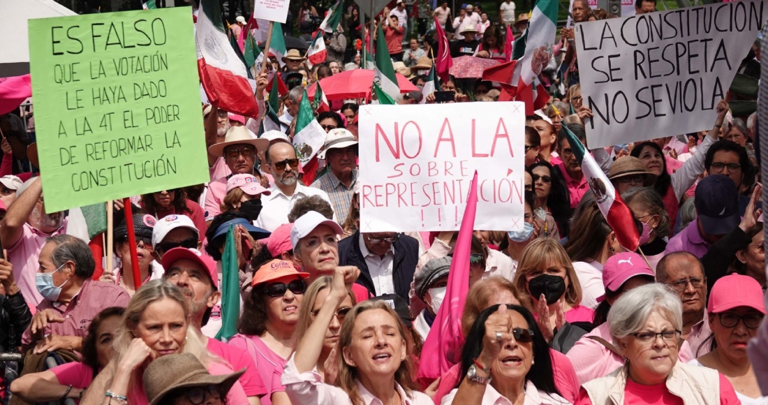 Este domingo 11 de agosto, personas simpatizantes de la "Marea Rosa", y las organizaciones Frente Cívico Nacional y Unidos protestaron frente a las instalaciones del Instituto Nacional Electoral (INE) en Tlalpan para denunciar la supuesta "sobrerrepresentación legislativa" que tendrá Morena y sus partidos aliados, el Partido del Trabajo (PT ) y el Partido Verde Ecologista de México (PVEM), en el Congreso durante la siguiente Legislatura.