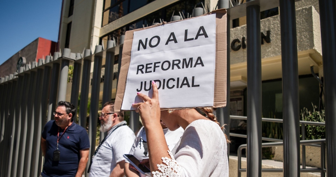 Trabajadores del Poder Judicial de la Federación (PJF) sosteniendo carteles frente a la sede ubicada en el Paseo de los Héroes en Zona Río, en Tijuana, Baja California.