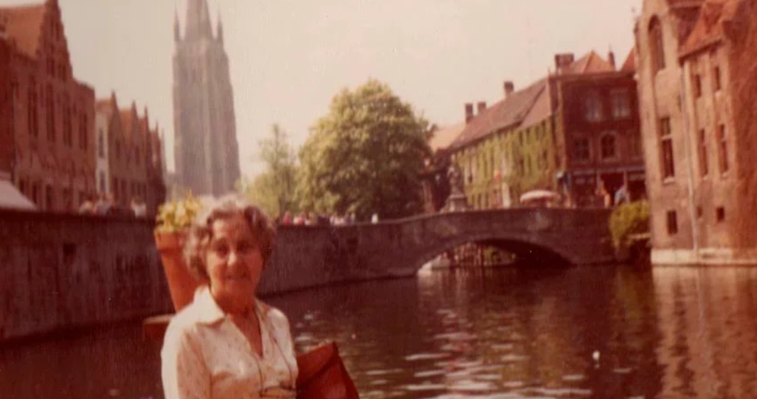 María Branyas Morera visitando Brujas, Bélgica, en 1979.