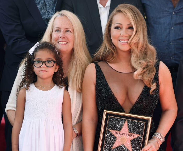 Mariah Carey con su madre Patricia y su hija Monroe durante una ceremonia en su honor para develar su estrella en el Paseo de la Fama de Hollywood en Los Ángeles el 5 de agosto de 2015.