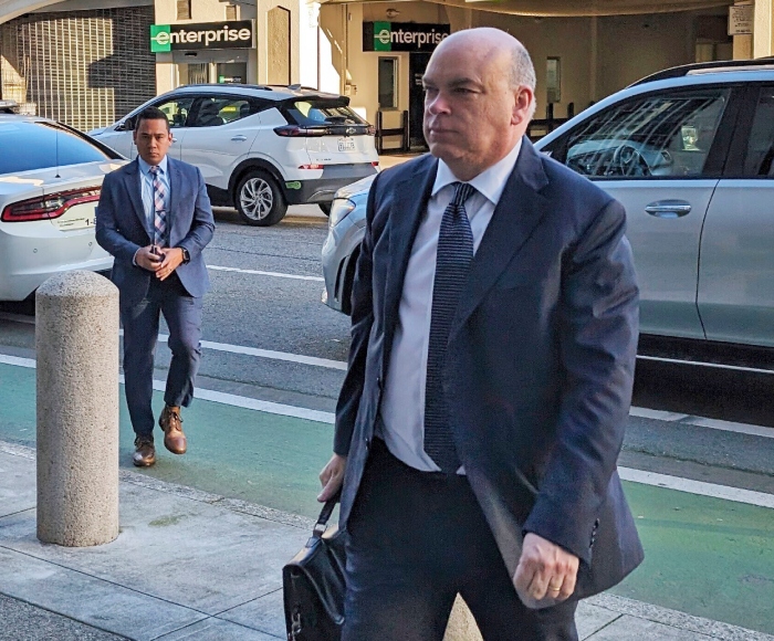 El magnate británico de la tecnología, Mike Lynch, camina hacia un tribunal federal en San Francisco, el 26 de marzo de 2024. 